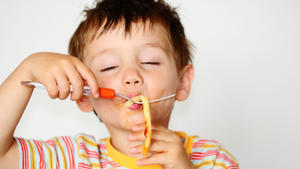Die Vorliebe für nur <b>eine Speise</b> ist bei Kindern häufig der Anfang einer <b>...</b> - selektive-essstoerung-so-entstehen-essstoerungen-bei-kindern