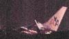 Flugzeug schie&szlig;t &uuml;ber die Landebahn hinaus