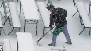 Herzinfarkt-Risikofaktoren: Herzinfarktgefahr durch Schneeschippen Bei Überanstrengung droht ein Herzinfarkt.