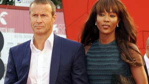 Naomi Campbell huscht &uuml;ber den Teppich