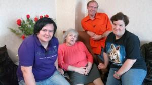 Tamara und Beate: schwere Auseinandersetzung und Stress beim schüchternen Peer Der schüchterne Kratzbildfan Peer hat Besuch von Tamara und Beate, die beide mit allen Mitteln versuchen sein Herz zu gewinnen.