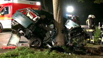 Tragischer Baum-Crash: 2 Freunde tot