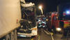 Bus prallt in LKW - 13 Verletzte