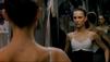 Filmszene aus 'Black Swan' - Natalie Portman als spindeld&uuml;rre Ballerina