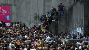 Sechs Monate nach der Loveparade: Viele Fragen offen Bei der Loveparade 2010 in Duisburg verloren viele Menschen ihr Leben - ein halbes Jahr nach der Katastrophe sind noch viele Fragen offen.