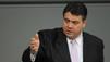 Gabriel: "Der Minister verkauft Mitarbeiter und Soldaten"