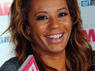 Mel B kneift