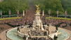 Menschenmassen str&ouml;men zum Buckingham Palace