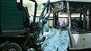 Laster rast frontal in Schulbus
