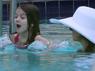Na, so was, Suri kann schon schwimmen!