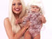 Lady GaGa steckt Babies in ihre ber&uuml;hmtesten Outfits