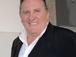 Gerard Depardieu pinkelt mitten ins Flugzeug