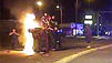 Video: Polizisten retten Teenager aus brennendem Auto