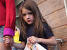 Suri Cruise mit knallrotem Lippenstift.