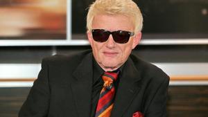 Heino gibt seinen Bambi wegen Bushido zurück Schlagersänger Heino gibt seinen Bambi zurück.
