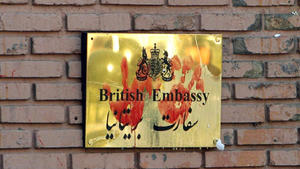 Demonstranten stürmen britische Botschaft in Teheran Iran: Britische Botschaft angegriffen