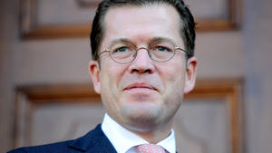 Guttenberg weist neue Plagiatsvorwürfe zurück Neue Plagiatsvorwürfe gegen Karl-Theodor zu Guttenberg (CSU)
