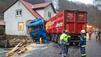 LKW kracht in Schlafzimmer: Fahrer tot