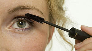 Test: Wie gut ist Ihre Wimperntusche? Können Volumen-Mascaras ihre Versprechen halten? Stiftung Warentest hat es getestet.