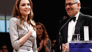 Cinema for Peace: Angelina Jolie zu Tränen gerührt Angelina Jolie ist auf der Berlinale für ihr Regiedebüt auszeichnet worden.