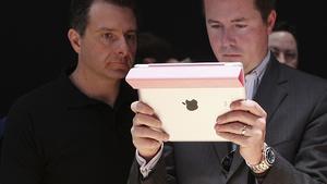 iPad 3: Super Display, aber kein LTE Staunende Menschen in San Francisco: Apple will mit den neuen iPad Maßstäbe setzen.