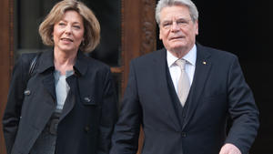 Gauck holt sich Gottes Segen Joachim Gauck und seine Lebensgefährtin Daniela Schadt treffen zum Gottesdienst in Berlin ein.