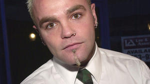 'Crazy Town'-Sänger Shifty Shellshock alias Seth Binzer liegt im Koma 'Crazy Town'-Sänger Shifty Shellshock alias Seth Binzer liegt im Koma