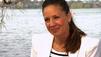 Dana Schweiger sitzt hinter dem Jury-Pult von "DSDS Kids"