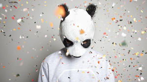 CRO - Der Rapper mit der Pandamaske CRO - der Rapper mit der Pandamaske ist mega erfolgreich. Am 06.07.12 erscheint nach seinem Kanller-Hit "Easy" CROs Debütalbum
