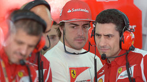 Ferrari rüstet auf Fernando Alonso, Ferrari, mit Mechanikern und Ingenieuren