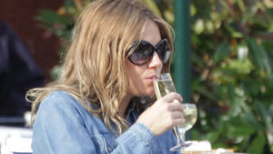 Sienna Miller: Sekt in der Schwangerschaft? Alkohol trotz Babybauch? Sienna Miller im Urlaub erwischt.