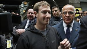 Facebook-Chef Zuckerberg: Im Kapuzenpulli zum Milliarden-Deal Facebook-Chef Zuckerberg: Im Kapuzenpulli zum Milliarden-Deal