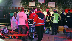 Troisdorf: Bengalos im Festzelt - 25 Verletzte Troisdorf, Bengalos in Festzelt beim Maifest