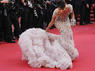 Eva Longoria schleppt sich mit Schleppe ab