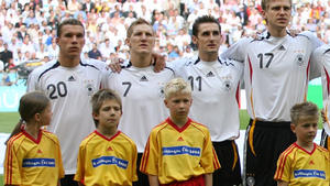 Eskortenkind bei der Fußball-EM Eskortenkind bei der Fußball-EM