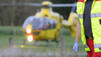 Motorradfahrer rast auf dem Fichtelberg in Menschengruppe