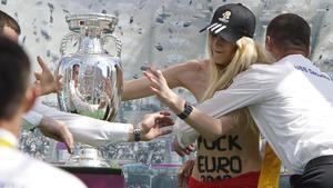 Nackter Protest in der Ukraine: RTL-Reporter besucht Femen-Aktivistin Nackter Protest in der Ukraine: RTL-Reporter besucht Femen-Aktivistin