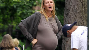 Uma Thurman schiebt 'ne dicke Kugel Uma Thurman schiebt 'ne dicke Kugel.