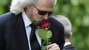 Abschied von Robin Gibb 'Bee Gees'-Sänger wurde zu Grabe getragen.