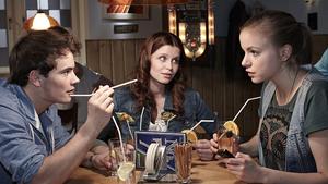 AWZ: Zoé (Katharina Woschek) mit Franziska und Florian