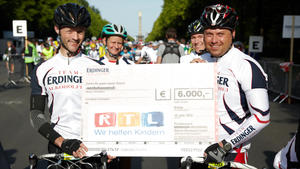 "RTL – Wir helfen Kindern": Spende von 6.000 Euro vom Team Erdinger Alkoholfrei "RTL - Wir helfen Kindern": Team Erdinger Alkoholfrei