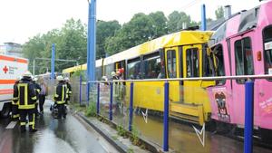 Essen: Drei Straßenbahnen krachen ineinander Straßenbahn-Unfall in Essen