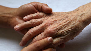 Schweres Schicksal: Dement und hilflos Demenz und Alzheimer