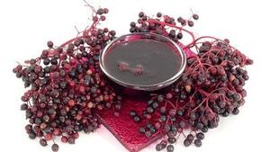 Tolle Sommer-Zutat: Holunder Auch aus Holunderbeeren lassen sich leckere Snacks zaubern.