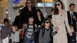 Brad Pitt und Angelina Jolie und ihre fünf Kinder.
