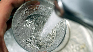 Stiftung Warentest: Leitungswasser ist besser als Mineralwasser Es geht doch nichts über ein Glas Wasser aus der Leitung!