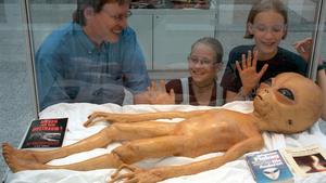 Aliens und UFOs: Der Roswell-Zwischenfall Alien-Puppe auf Tournee, Roswell