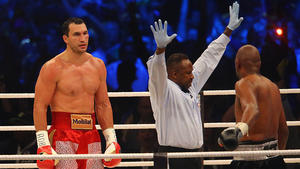 Thompson: Vielleicht habe ich Wladimir unterschätzt Der Moment des Erfolges: Der Ringrichter hatte genug von Wladimir Klitschkos Lehrstunde.