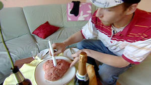 "Mitten im Leben": Schweinemett für prickelnde Erotik Mitten im Leben: Schweinemett für prickelnde Erotik