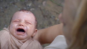 Isabelle bringt ihr Baby allein am See zur Welt AWZ: Isabelle und das Baby